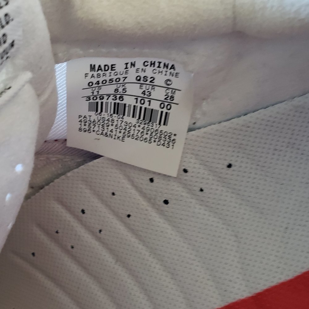 Unworn Nike Tennis Shoe - Size 11 - Picture 2 of 4